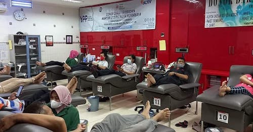 Suasana donor darah Ramadhan UTD PMI Kota Surabaya