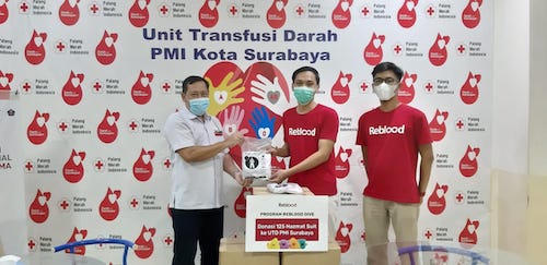 Penyerahan donasi APD 125 hazmat suit untuk UTD PMI Kota Surabaya