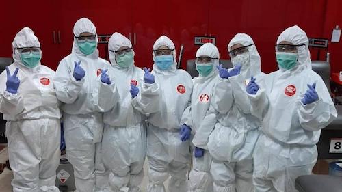 Petugas PMI dengan baju APD berlokasi di Unit Donor Darah PMI