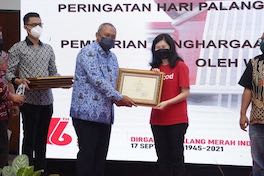 Reblood Menerima Penghargaan Walikota Surabaya sebagai Penggerak Donor